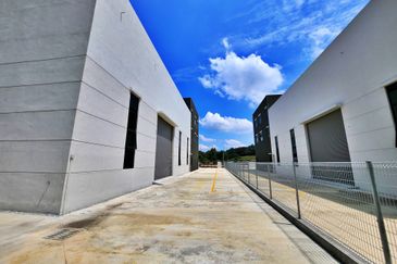 (3 Storey W/Lift) Rawang Taman Perindustrian UB Brand NEW Semi Detached Factory For RENT