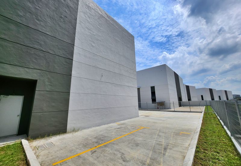 (Brand NEW 3 Sty W/Lift) Rawang Taman Perindustrian UB Semi Detached Factory For SALE