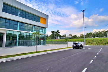 (3 Storey W/Lift) Rawang Taman Perindustrian UB Semi Detached Factory For RENT