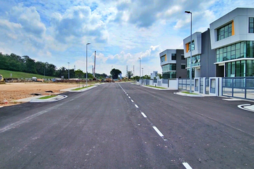 (3 Storey W/Lift) Rawang Taman Perindustrian UB Semi Detached Factory For RENT