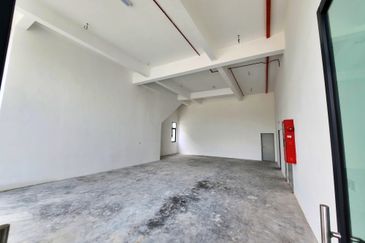 (3 Storey W/Lift) Rawang Taman Perindustrian UB Semi Detached Factory For RENT