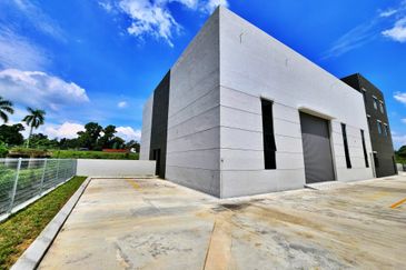 (3 Storey W/Lift) Rawang Taman Perindustrian UB Semi Detached Factory For RENT