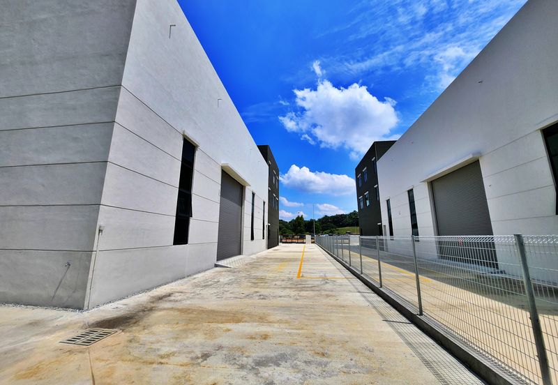 (3 Storey W/Lift) Rawang Taman Perindustrian UB Semi Detached Factory For RENT