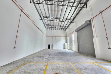 (3 Storey W/Lift) Rawang Taman Perindustrian UB Semi Detached Factory For RENT