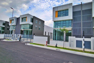 (3 Storey W/Lift) Rawang Taman Perindustrian UB Semi Detached Factory For RENT