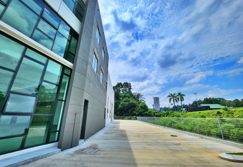 (Brand NEW Corner) Rawang Taman Perindustrian UB 3 Storey Semi Detached Factory For SALE