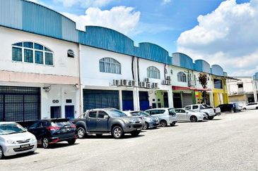 (3 Adjoining 2 Storey) Taman Perindustrian KIP