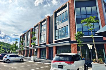 (End Lot Ground Floor) Gardens Square Gamuda Gardens Rawang Sungai Buloh North