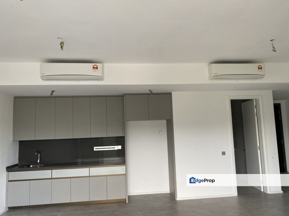 Unfurnished large unit for sale. Mid floor , Kuala Lumpur, Mont Kiara