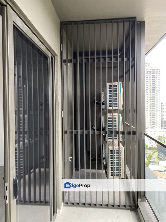 Unfurnished large unit for sale. Mid floor , Kuala Lumpur, Mont Kiara