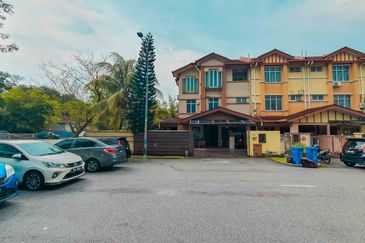 EXCLUSIVE CORNER 3 Storey Subang Bestari - FACING SURAU!