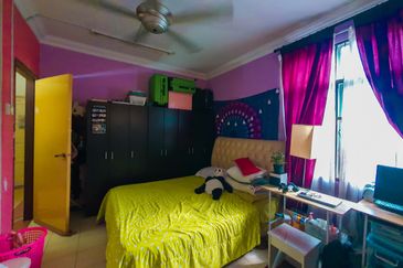 EXCLUSIVE CORNER 3 Storey Subang Bestari - FACING SURAU!