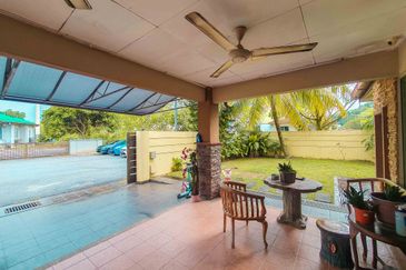 EXCLUSIVE CORNER 3 Storey Subang Bestari - FACING SURAU!