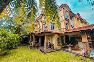 EXCLUSIVE CORNER 3 Storey Subang Bestari - FACING SURAU!