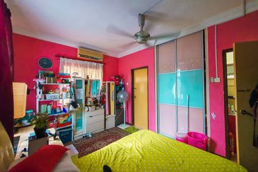 EXCLUSIVE CORNER 3 Storey Subang Bestari - FACING SURAU!