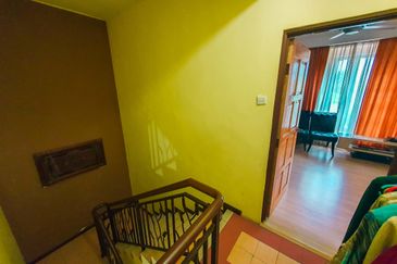 EXCLUSIVE CORNER 3 Storey Subang Bestari - FACING SURAU!