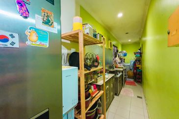 EXCLUSIVE CORNER 3 Storey Subang Bestari - FACING SURAU!