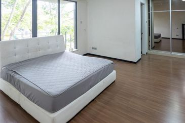 Summerglades, Perdana Lakeview West