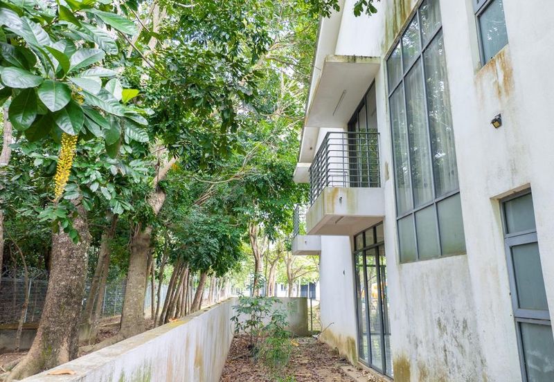 Summerglades, Perdana Lakeview West