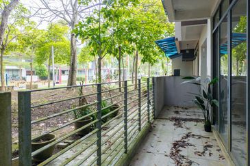 Summerglades, Perdana Lakeview West