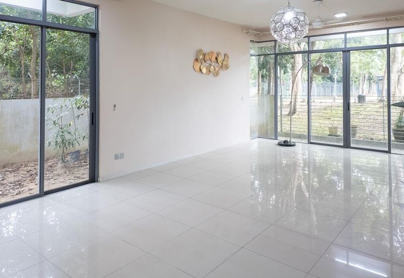 Summerglades, Perdana Lakeview West