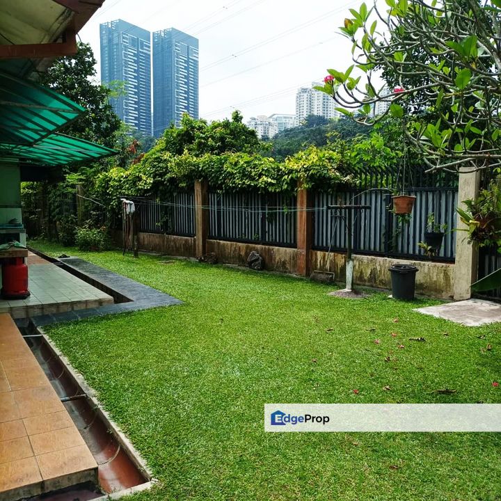 Section 5: Retro Single storey Bglow with BIG land, Selangor, Petaling Jaya