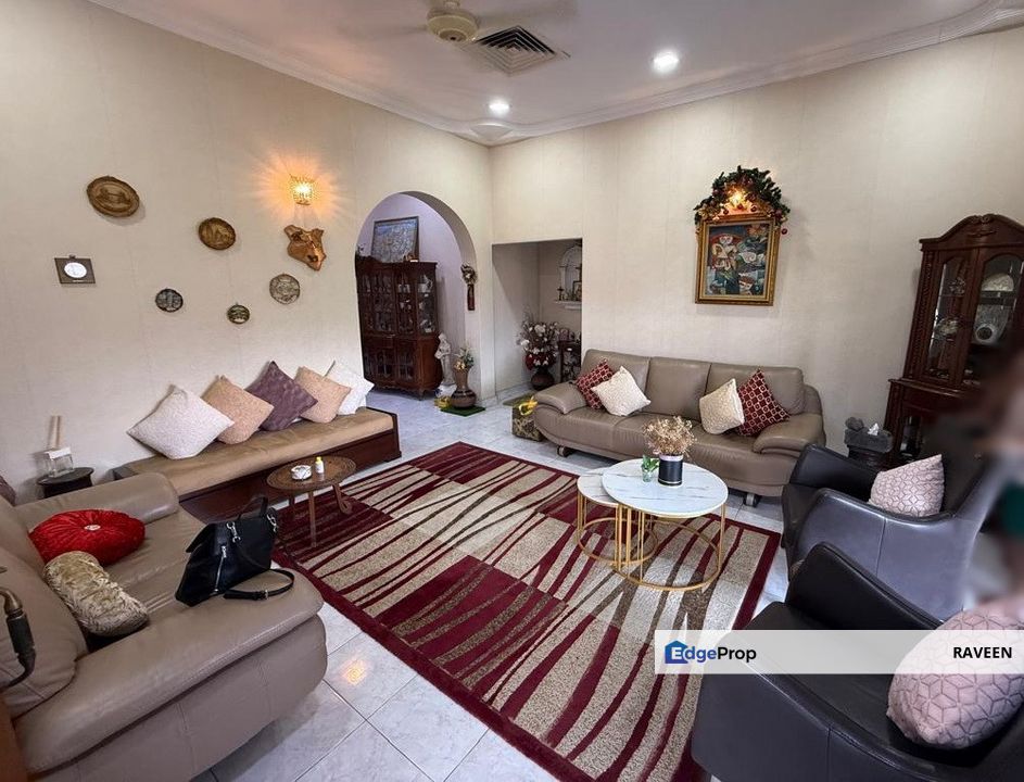 Section 11: Rebuild bglow located in a cozy corner, Selangor, Petaling Jaya