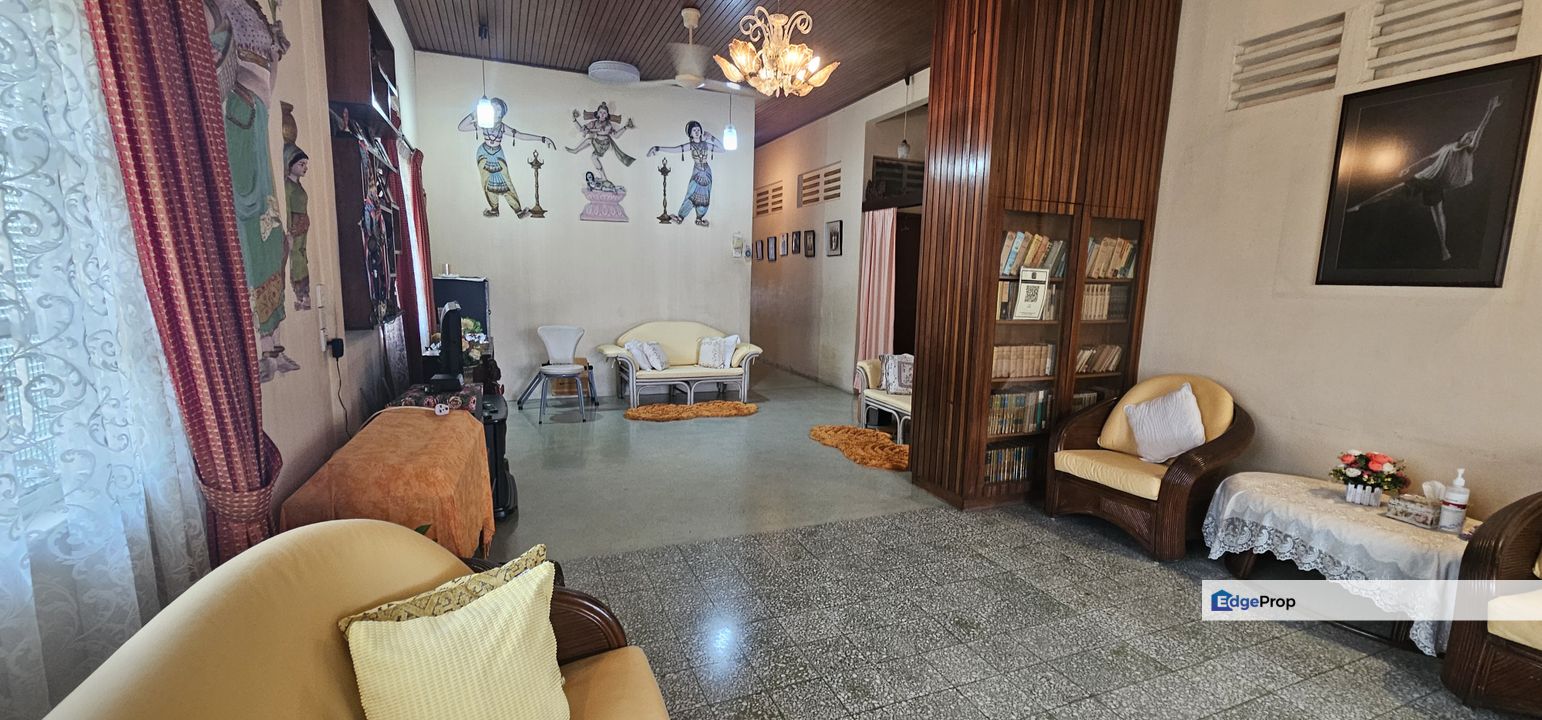 Retro bglow, flat land, with mature garden, Selangor, Petaling Jaya