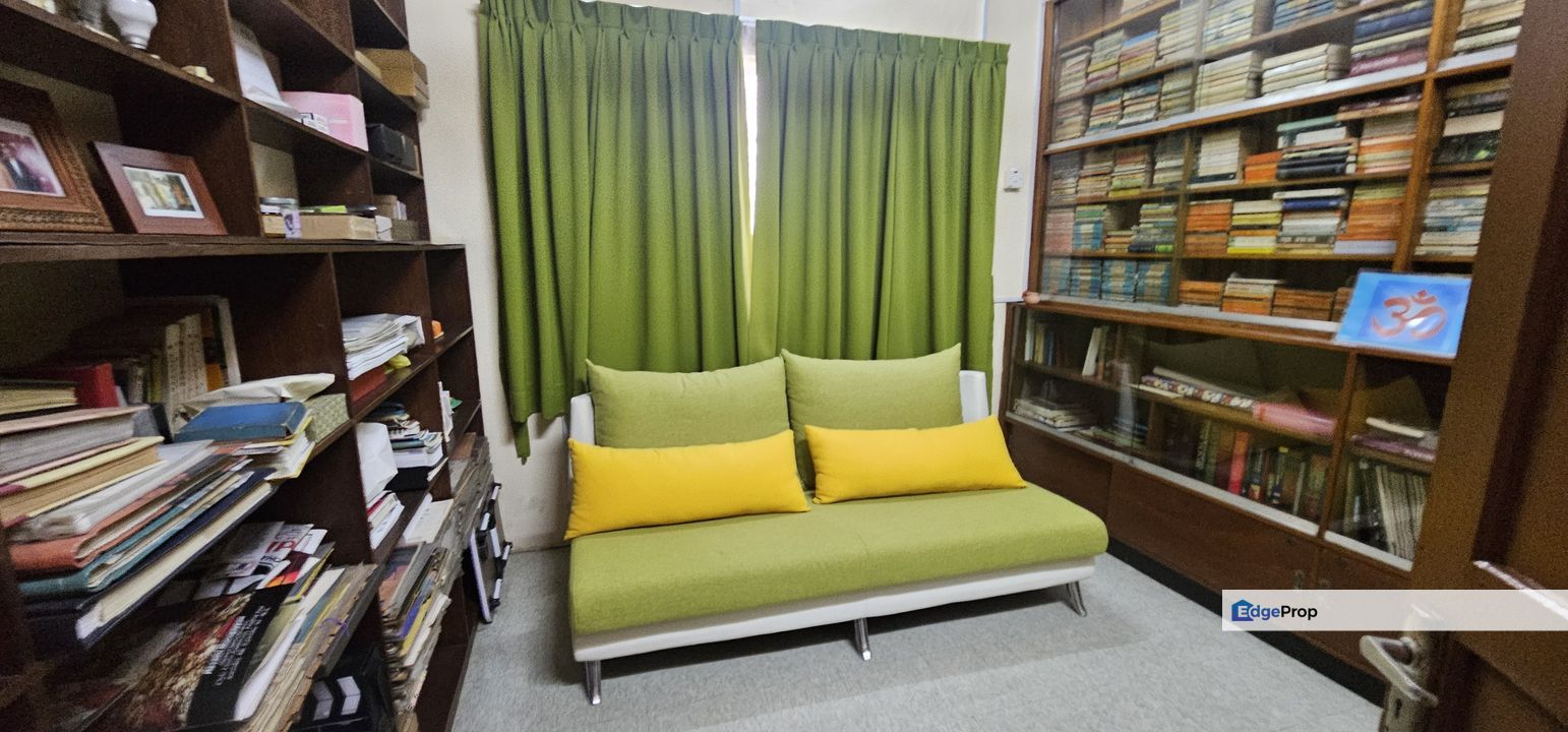 Retro bglow, flat land, with mature garden, Selangor, Petaling Jaya