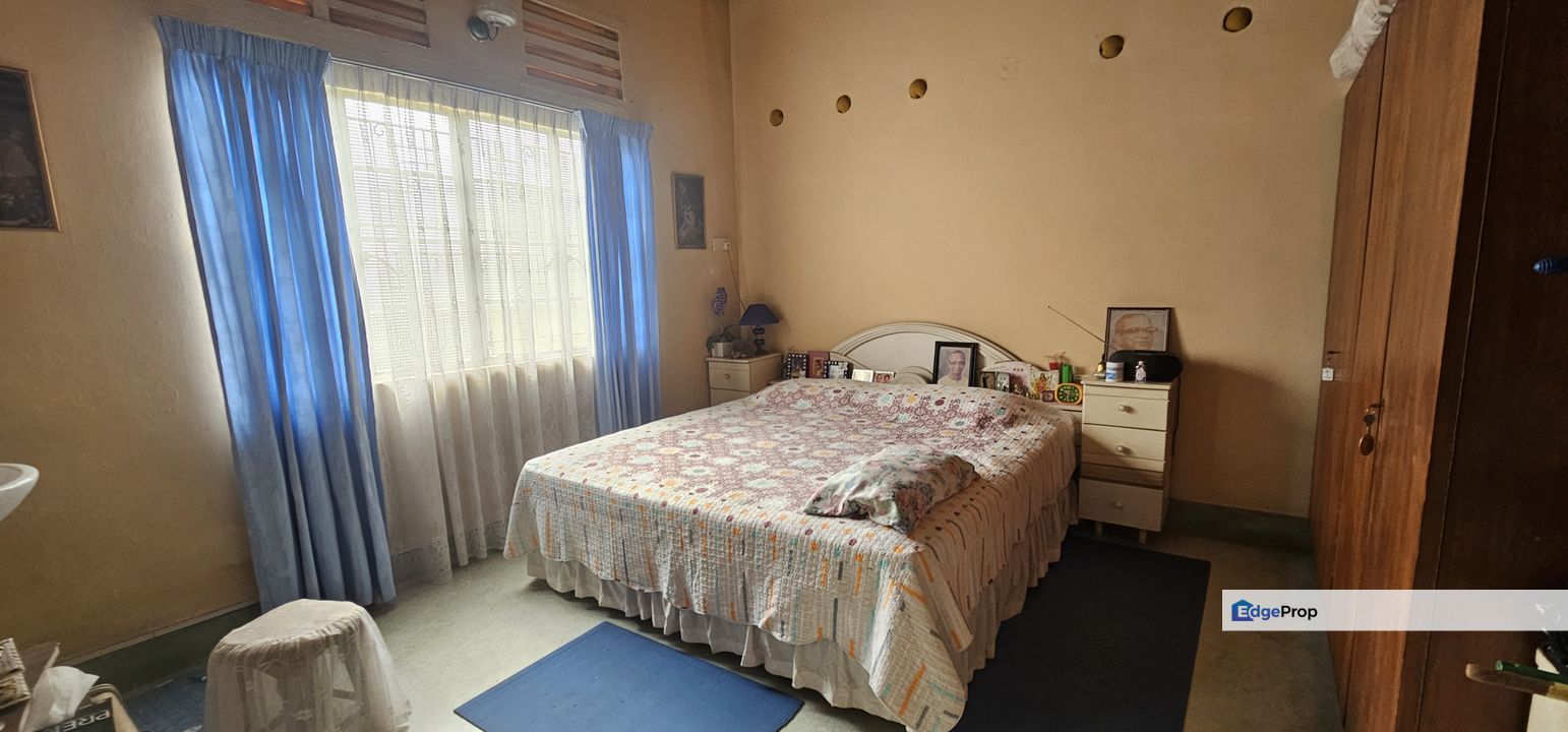Retro bglow, flat land, with mature garden, Selangor, Petaling Jaya