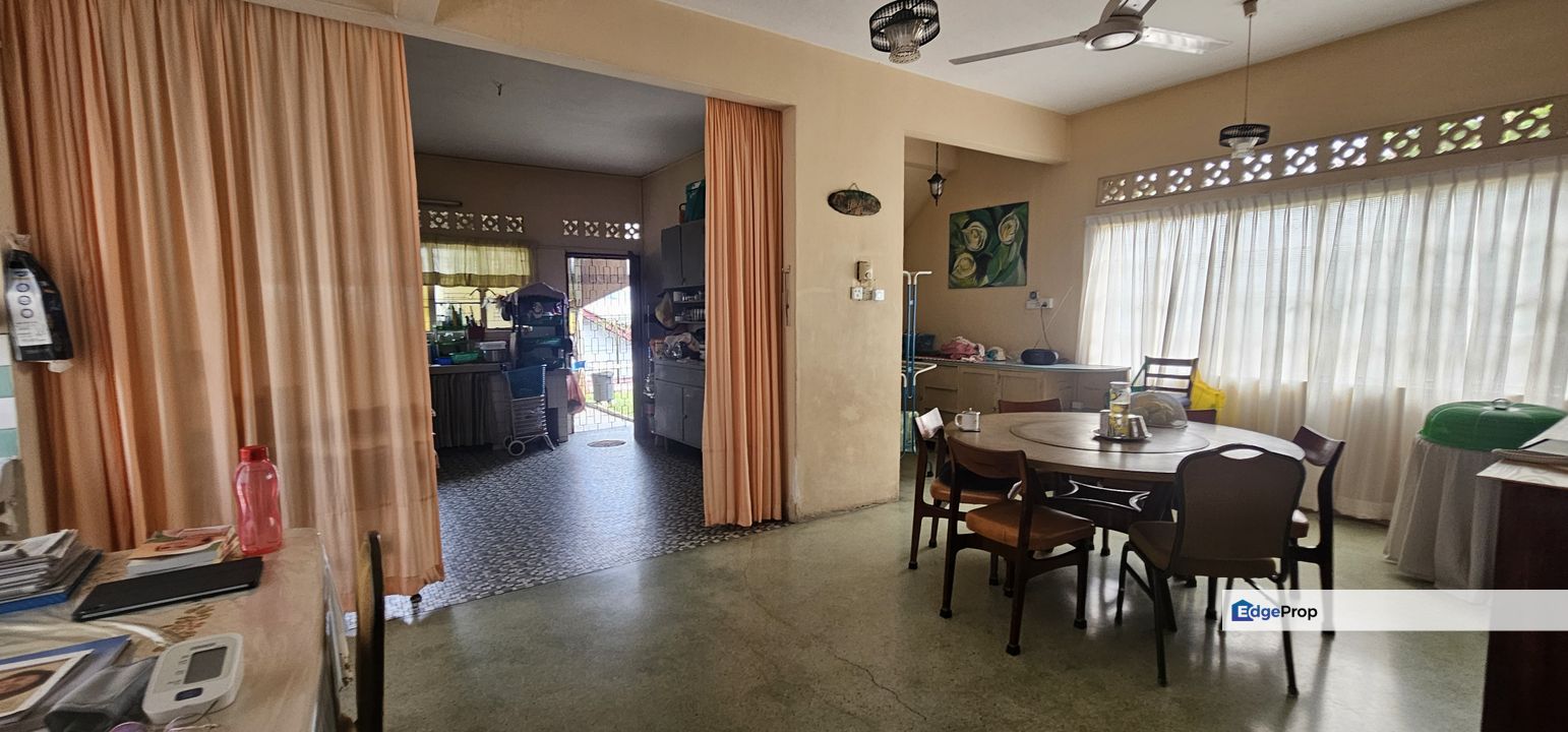 Retro bglow, flat land, with mature garden, Selangor, Petaling Jaya