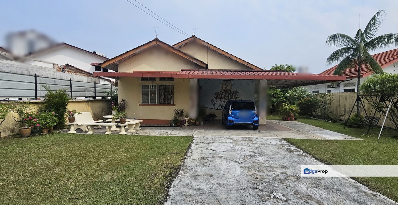 Retro bglow, flat land, with mature garden, Selangor, Petaling Jaya