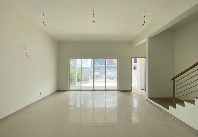 Taman Semanja Kajang 2-Storey Corner with land Good Condition Best Buy