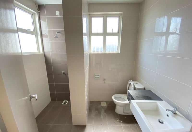 Taman Semanja Kajang 2-Storey Corner with land Good Condition Best Buy