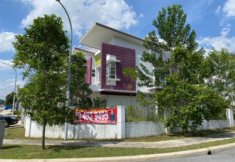 Taman Semanja Kajang 2-Storey Corner with land Good Condition Best Buy