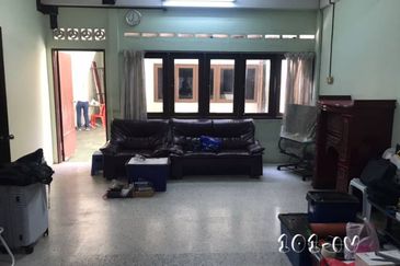 Tmn Seri Banting 3-Storey Shoplot 20x90 Basic Unit Good Condition 
