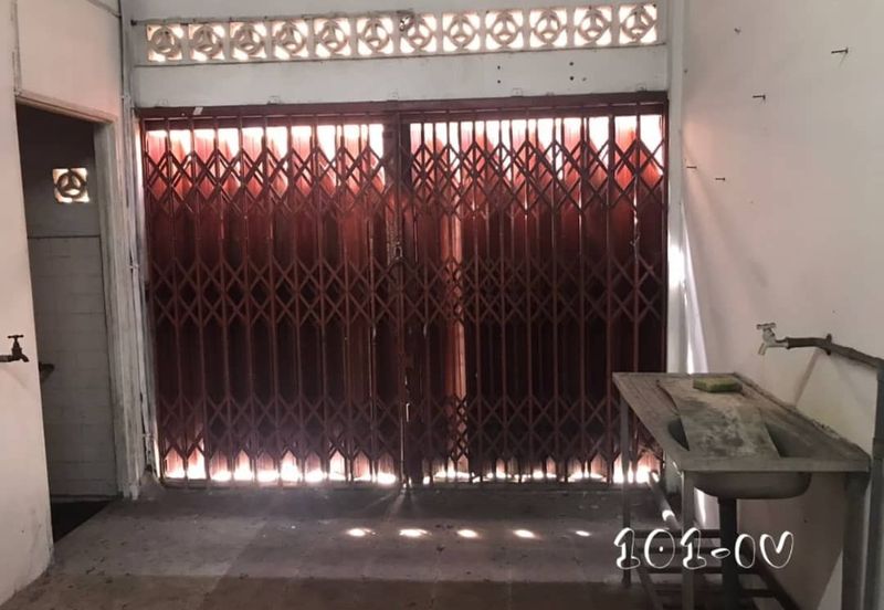Tmn Seri Banting 3-Storey Shoplot 20x90 Basic Unit Good Condition 