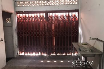 Tmn Seri Banting 3-Storey Shoplot 20x90 Basic Unit Good Condition 