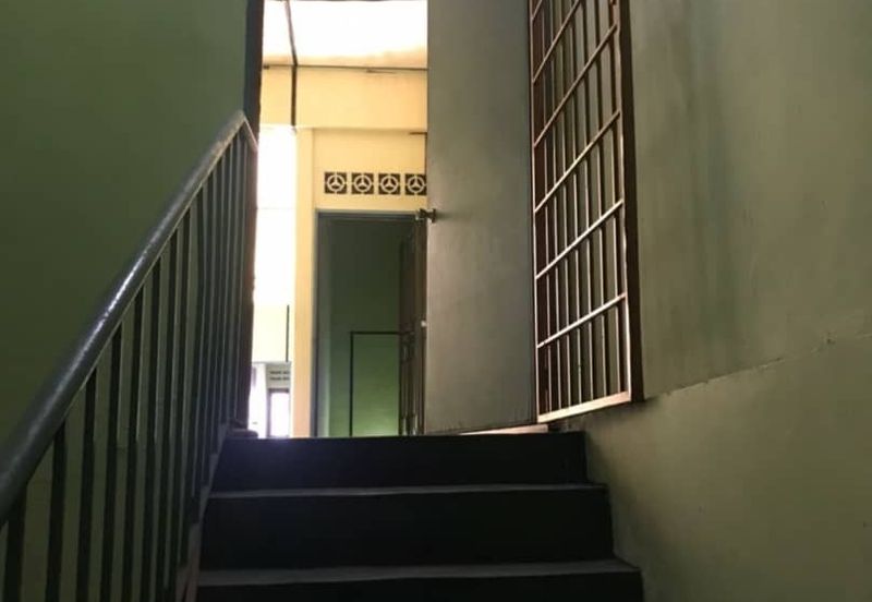 Tmn Seri Banting 3-Storey Shoplot 20x90 Basic Unit Good Condition 