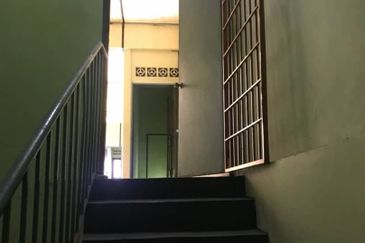 Tmn Seri Banting 3-Storey Shoplot 20x90 Basic Unit Good Condition 