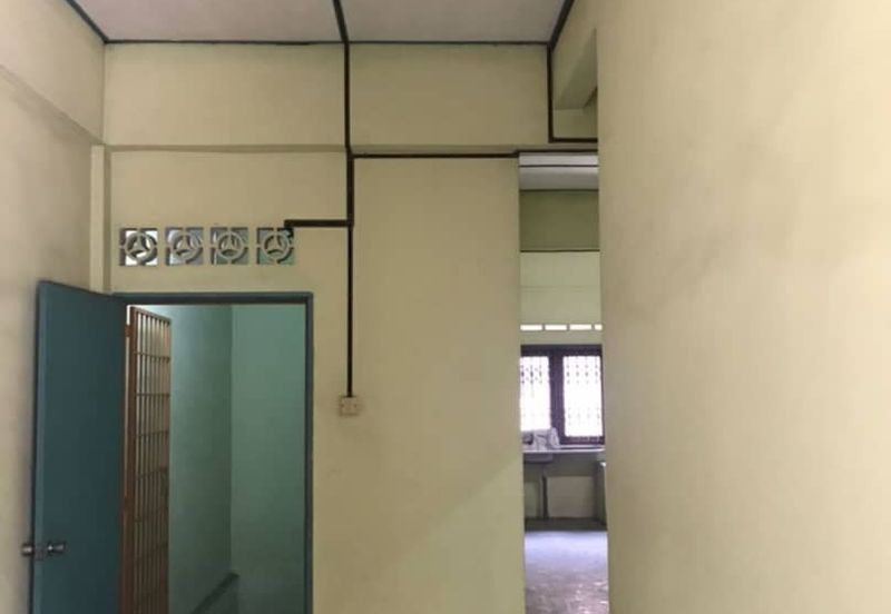 Tmn Seri Banting 3-Storey Shoplot 20x90 Basic Unit Good Condition 