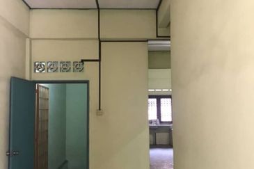 Tmn Seri Banting 3-Storey Shoplot 20x90 Basic Unit Good Condition 