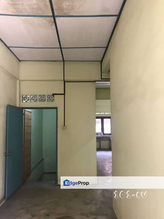 Tmn Seri Banting 3-Storey Shoplot 20x90 Basic Unit Good Condition , Selangor, Banting