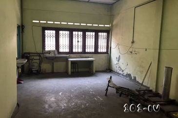 Tmn Seri Banting 3-Storey Shoplot 20x90 Basic Unit Good Condition 