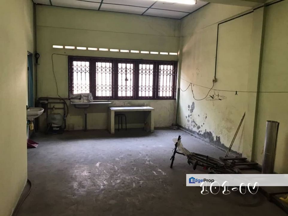 Tmn Seri Banting 3-Storey Shoplot 20x90 Basic Unit Good Condition , Selangor, Banting