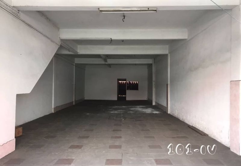 Tmn Seri Banting 3-Storey Shoplot 20x90 Basic Unit Good Condition 