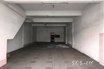 Tmn Seri Banting 3-Storey Shoplot 20x90 Basic Unit Good Condition 