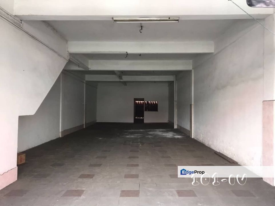 Tmn Seri Banting 3-Storey Shoplot 20x90 Basic Unit Good Condition , Selangor, Banting