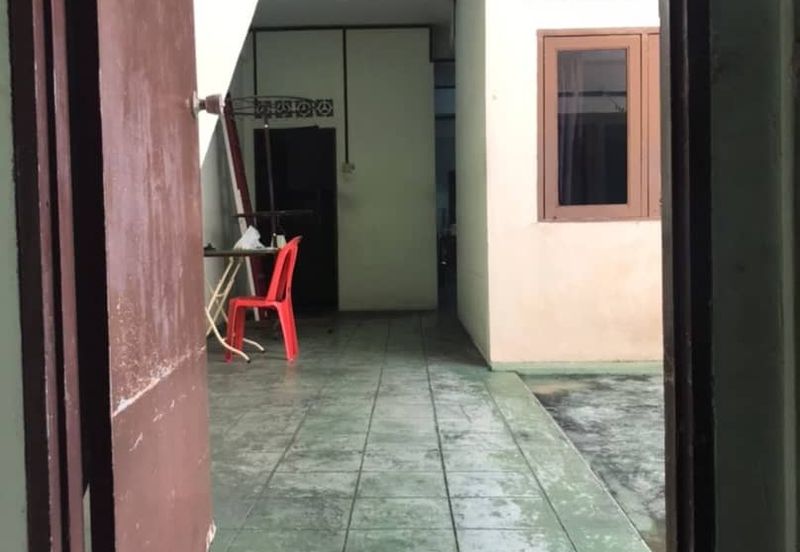 Tmn Seri Banting 3-Storey Shoplot 20x90 Basic Unit Good Condition 