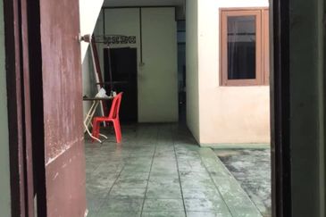 Tmn Seri Banting 3-Storey Shoplot 20x90 Basic Unit Good Condition 